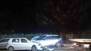 Carpi. Sei amici in auto senza patente fuggono all'alt e si schiantano - La Gazzetta di Modena