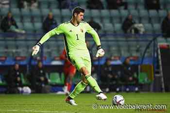 🎥 Thibaut Courtois laat zich van zijn knapste kant zien en schenkt shirt aan nierpatiëntje