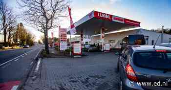 Te lange rijen Nederlanders bij benzinepomp in Lommel: benzineprijs omhoog - Eindhovens Dagblad