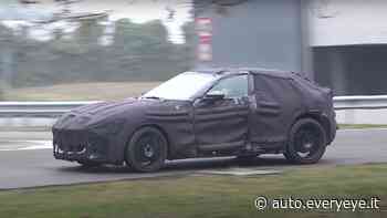 Ferrari Purosangue: guarda il prototipo mentre sfreccia a Maranello - Everyeye Auto