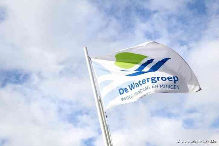 Lek in hoofdwaterleiding: N8 in Wevelgem tot twee weken deels dicht