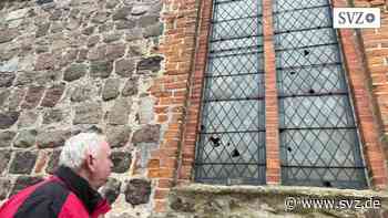 Gotteshaus attackiert: Vandalismus in Bernitt: Kirchenfenster mit Steinen beworfen | svz.de - svz – Schweriner Volkszeitung