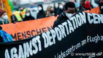 Schönefeld: Hunderte demonstrieren gegen Bau von Abschiebezentrum am BER - rbb24