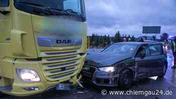 Tittmoning: Unfall mit zwei Lkw und Pkw auf der B20 - Rettungsdienste im Einsatz - chiemgau24.de