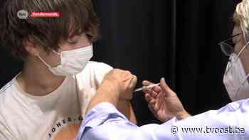 200 jongeren kwamen vandaag boosterprik halen in Dendermonde, vooral om op reis te kunnen - TV Oost
