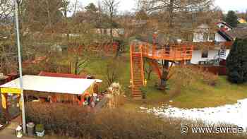 Kurioser Baurechtsstreit in Essingen um Imbiss-Plattform in einem Baum - SWR