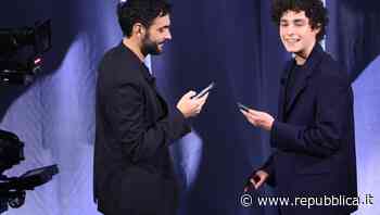 Marco Mengoni a Sanremo 2022, elogio della gentilezza tra Costituzione e hater - La Repubblica