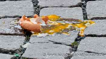 Unbekannte Gruppe wirft von Parkhaus aus mit Eiern auf Frau