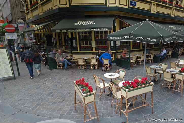 Non-binair model (19) dient klacht in tegen Brussels restaurant na discussie over ontblote schouders