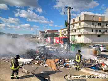 Crotone, incendio a discarica abusiva lascia senza energia elettrica un intero quartiere - Il Crotonese