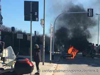 Bari, macchina in fiamme a Pane e pomodoro: il fumo avvolge la zona - Corriere del Mezzogiorno