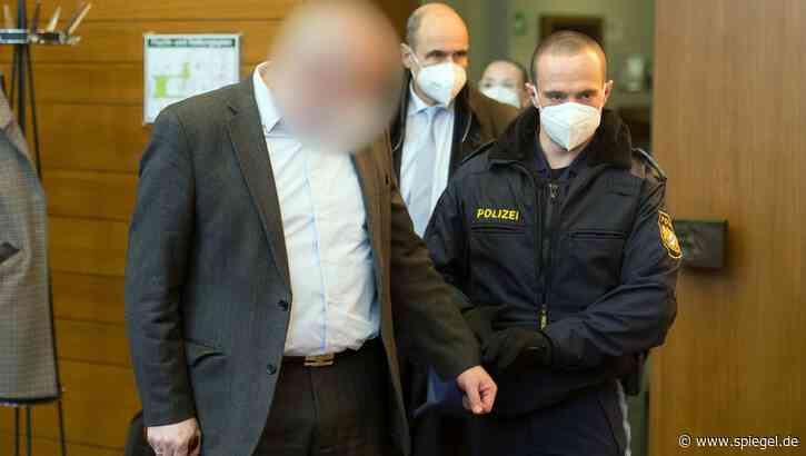 Theologe in Traunstein vor Gericht: Falscher Impfarzt gibt zu Prozessbeginn Taten zu - DER SPIEGEL