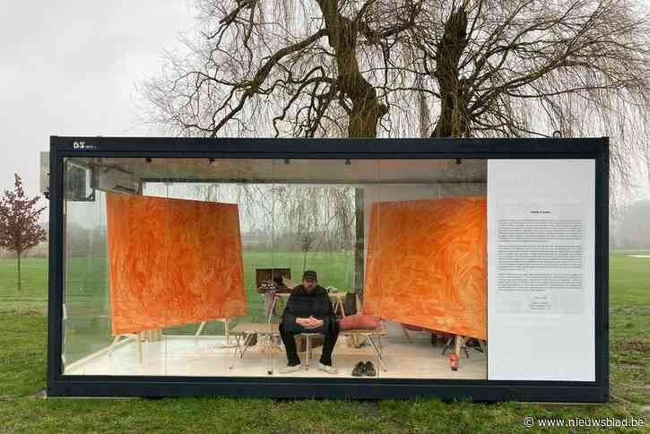 Antwerps kunstenaar Nils Verkaeren sluit zich 79 uur op in glazen atelier: “Ik ben een levende sculptuur”