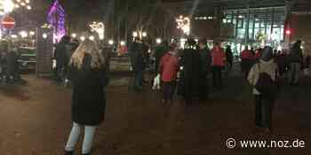 Stiller Protest rund um den Hauptkanal: 200 Menschen "spazieren" gegen „Impfpflicht und 2G“ in Papenburg - NOZ