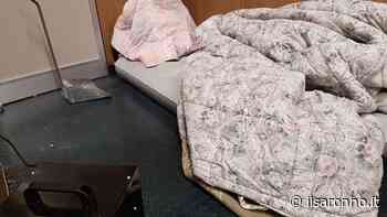 Vite ai margini in centro a Saronno: trasforma sportello bancomat nella sua casa - ilSaronno