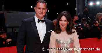 Orden wider den tierischen Ernst: Iris Berben lauscht Laschet in Aachen