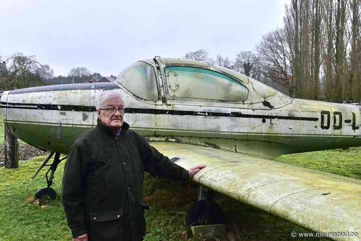 Voormalige dokter Tony (85) heeft al 40 jaar een vliegtuig in zijn tuin staan: “Zolang ik leef, blijft het hier staan”