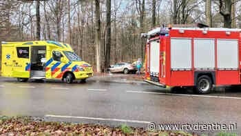 Auto tegen de boom in Emmen: gewonde naar ziekenhuis - RTV Drenthe