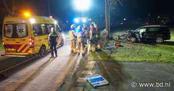 Automobilist zit bekneld in auto na botsing tegen boom in Oss - BD.nl