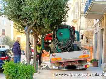 Trani, in via Regina Elena autocarro sfonda marciapiede: accertamenti della Polizia locale - ilgiornaleditrani - Radio Bombo