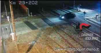 Monza, forza il posto di blocco dei carabinieri, si sbarazza di mezzo chilo di eroina e sfonda il passaggio a… - Il Fatto Quotidiano