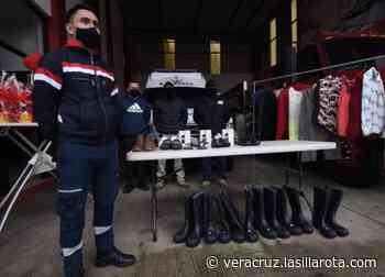 Bomberos de Coatepec salvan vidas y subsisten vendiendo antojitos - La Silla Rota
