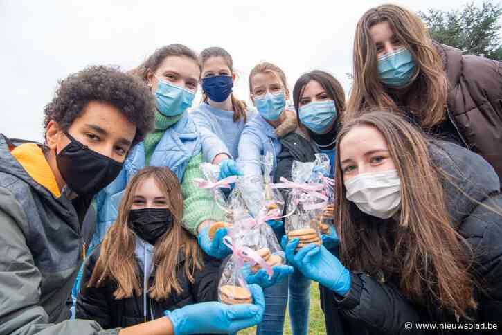 Knuffelbeer bood Justine (13) zoveel troost toen ze ziek was, dat ze zelf actie opzet voor andere kinderen: “Ze loste hem geen millimeter”
