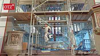 Gerüst bis ins höchste Gewölbe von St. Margarethen in Kahla