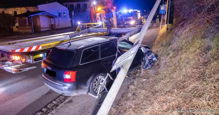 Betrunken gegen eine Laterne gekracht.