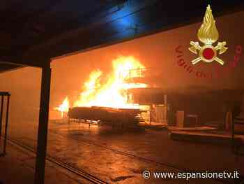FOTOGALLERY - Incendio a Novedrate, in fiamme ditta di legname - Espansione TV