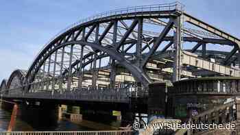 Verkehr - Hamburg - Freihafenelbbrücke nach Schiffskollision gesperrt - Wirtschaft - Süddeutsche Zeitung