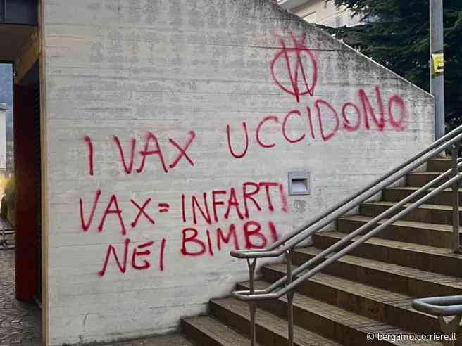 Clusone e Albino, no vax imbrattano le sedi vaccinali - Corriere Bergamo - Corriere della Sera