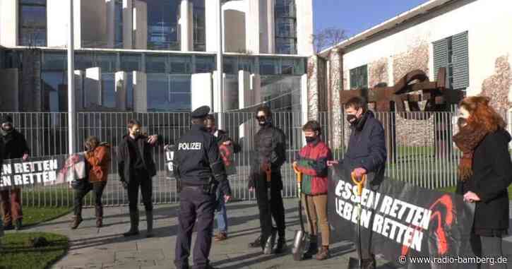 Protest mit Spaten und Kartoffeln am Kanzleramt