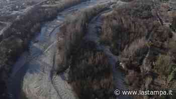 Il Gesso a Cuneo in secca ripreso dal drone: spuntano alberi e arbusti nel letto del torrente - La Stampa