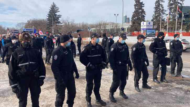 COVID-19 protests at Alberta Legislature continue, convoy halted by counter-protesters