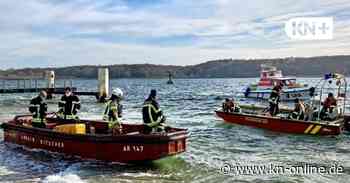 Falckensteiner Strand: Feuerwehr Kiel und Seenotretter berhen Arbeitsboot vom Strand - Kieler Nachrichten