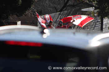 Protesters break through RCMP barricade, block Surrey border crossing - Comox Valley Record