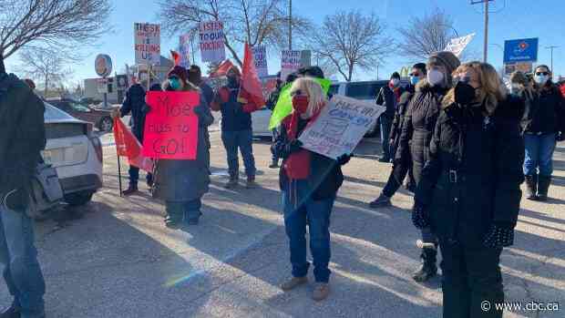 Saskatoon protest calls on province to reconsider ending COVID-19 restrictions, base decision on expert advice - CBC.ca
