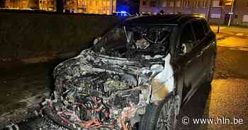 Twee geparkeerde auto's vliegen in brand in Frieslandstraat | Antwerpen | hln.be - Het Laatste Nieuws