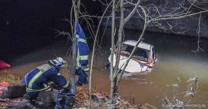 Auto stürzt über Brücke acht Meter tief in Fluss