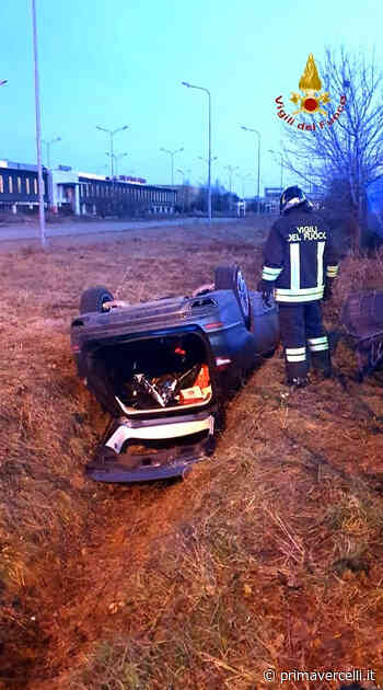 Capotta con l'auto a Prarolo: conducente incastrato nelle lamiere - Prima Vercelli