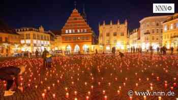 Stilles Gedenken in Parchim: Mehr als 1600 Kerzen auf dem Schuhmarkt für Corona-Tote in MV | svz.de - nnn.de