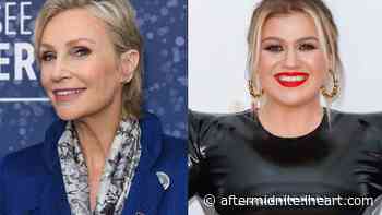 Jane Lynch Shows Kelly Clarkson Her 'Go To' Dance Move | After MidNite With Granger Smith - iHeartRadio
