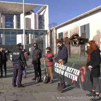 Protest mit Spaten und Kartoffeln am Kanzleramt - radioeuskirchen.de