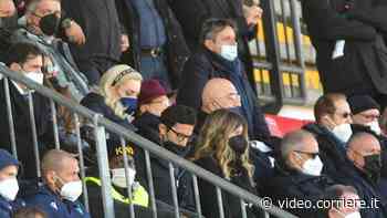 Silvio Berlusconi allo stadio per vedere il suo Monza: è la prima uscita pubblica dopo il ricovero - Corriere TV