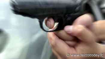 Lei rifiuta il corteggiamento, lui le punta contro la pistola: choc al supermercato - LeccoToday