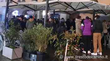 Parma, in 50 davanti a bar: polizia scioglie assembramento e multa chi non ha Green pass - il Resto del Carlino