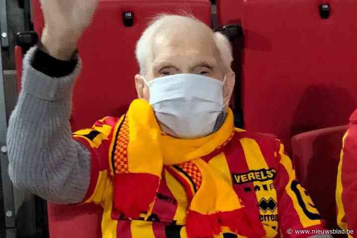 KV Mechelen legt samen met supporters jarige René (90) in de watten: “Gevierd met plaats in hoofdtribune, verjaardagslied en spandoek”