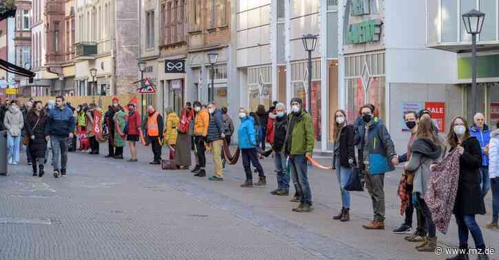 Heidelberg:  Menschenkette mit Abstand in Altstadt (plus Fotogalerie)