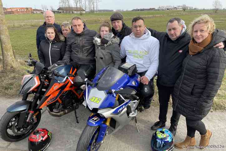 Tientallen vrienden en familieleden verzamelen op plek waar Kenneth verongelukte: “We moesten hem achterlaten op deze drukke baan”
